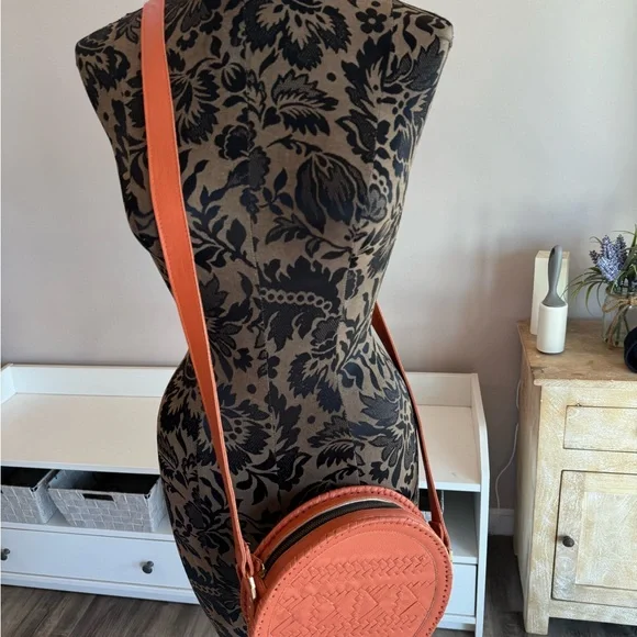 CLEOBELLA OBRAND CLEATHER CANTEEN STYLE SHOULDER BAG WITH WOVEN DETAILS - Picture 7 of 11